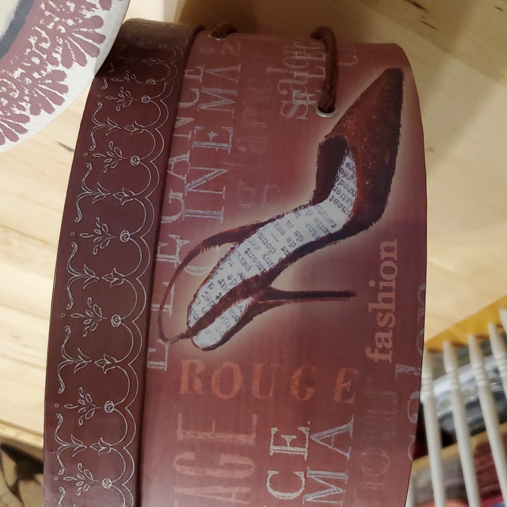 Vintage Emily Adams Decorative Hat Boxes, Red - Set Of 2 - Picture 4 of 7